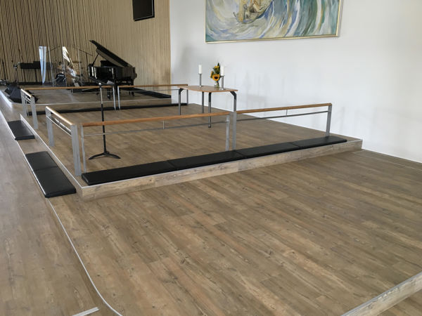 Alter i kirke med Wicanders Commercial Arcadian Soya Pine