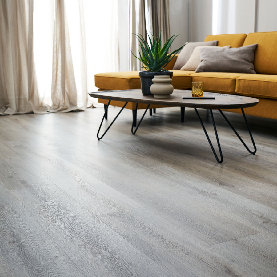 Novego Plus Cardiff gulv og gul sofa