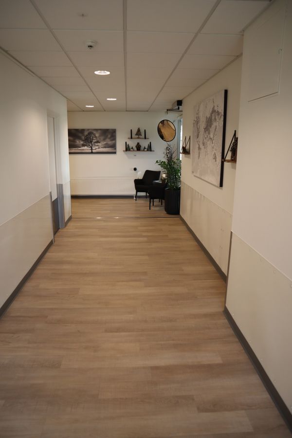 Gang på aktivitetscenter med Wicanders Hydrocork Sawn Bisque Oak