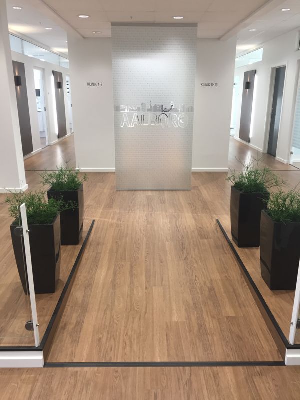 Indgang til tandlæge med Wicanders Hydrocork Elegant Oak gulv