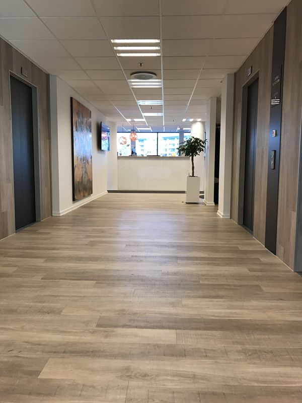 Gang på kontor med Wicanders Hydrocork Sawn Bisque Oak