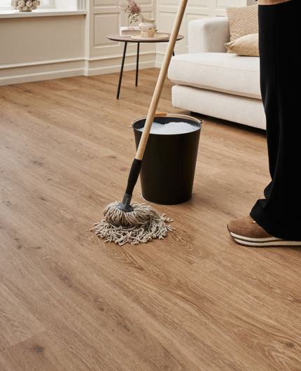 Sådan fjerner du uønskede pletter fra dit trægulv