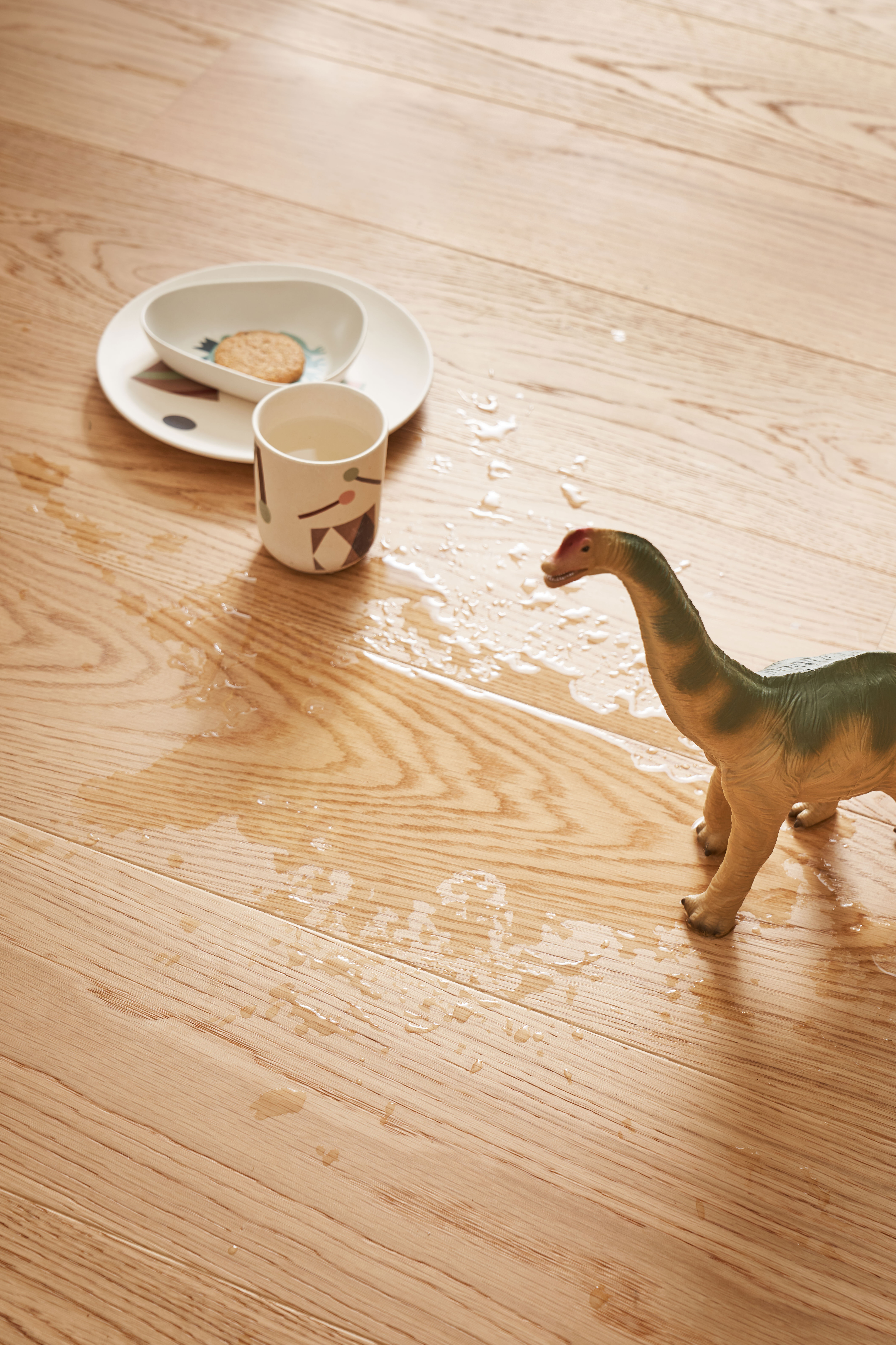 Vand og legetøjs dinosaur på Timberman Watertight gulv