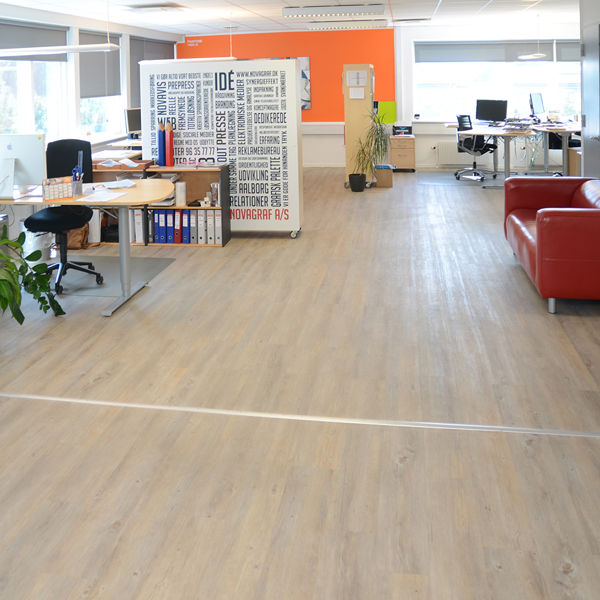 Kontor med Wicanders Home Alaska Oak