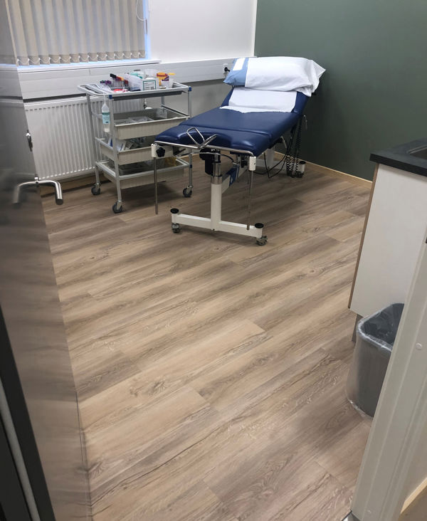 Lægehus med Wicanders Hydrocork Wheat Oak