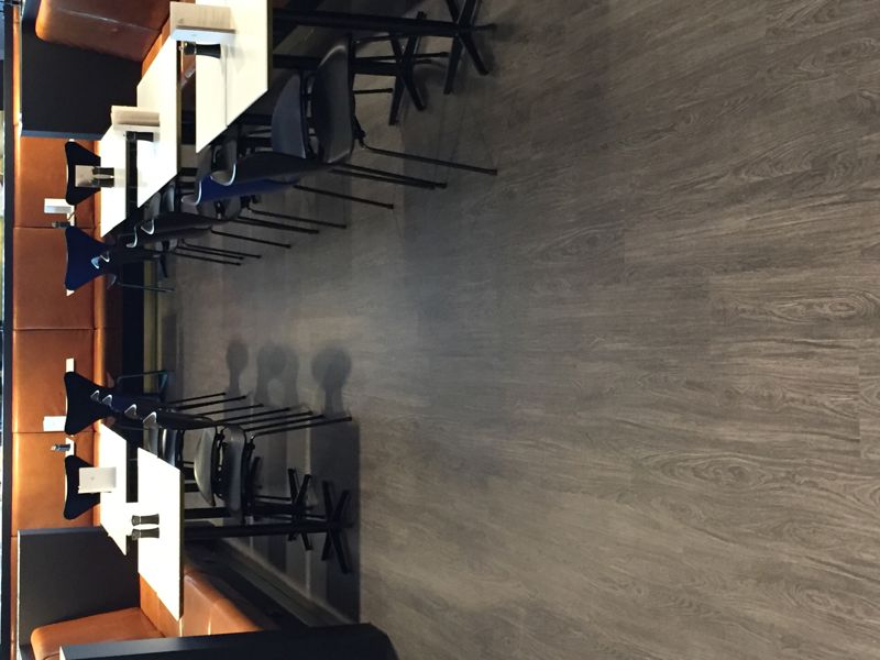 Restaurant med Wicanders Home Midnight Oak