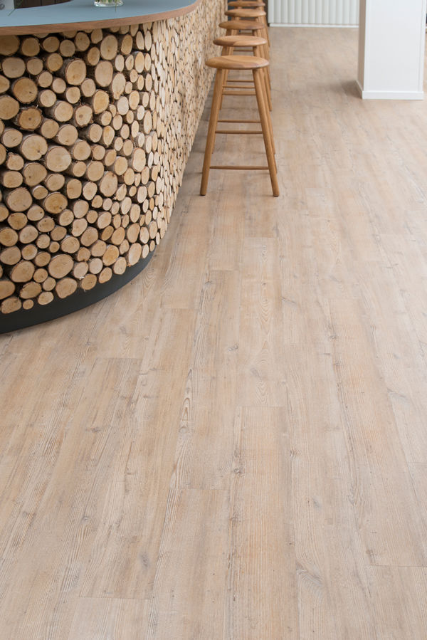 Bar i hotel med Wicanders Hydrocork Arcadian Soya Pine gulv
